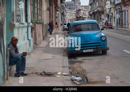 Typische Havanna Streetlife in Centro Habana, Calle San Lazaro, in der Nähe von Malecon, Havanna, Kuba Stockfoto