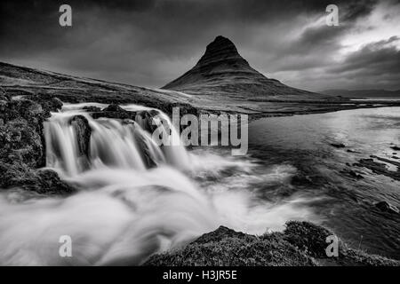 Kirkjufell (Kirche Berg auf Isländisch) in der Nähe von Grundarfjörður, Snaefellsnes Halbinsel, West-Island Stockfoto