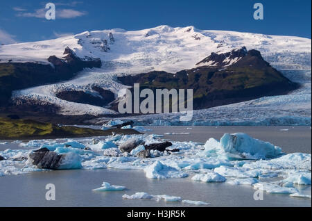 Fjallsarlon Lagune, unterstützt vom Vatnajokull Gletscher, in der Nähe von Hofn, Südisland Stockfoto