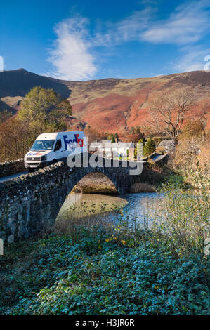 Fed Ex Lieferwagen Grange Brücke im Herbst, Grange in Borrowdale, The Lake District, Cumbria, England, UK Stockfoto