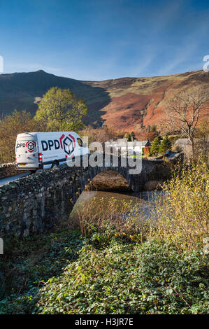 DPD-Lieferwagen Grange Brücke im Herbst, Grange in Borrowdale, The Lake District, Cumbria, England, UK Stockfoto