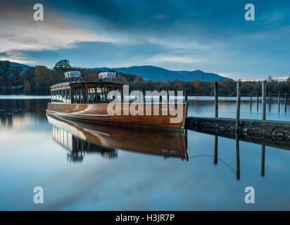 Keswick Launch vertäut am Twilight, Derwent Water, Nationalpark Lake District, England, UK Stockfoto