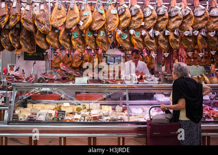 Schinken und Käse Stand auf dem Zentralmarkt in Valencia Stockfoto