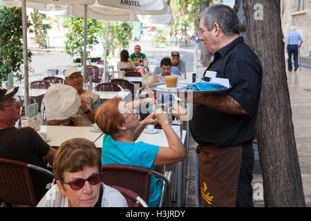 Ein Kellner, die Auftragsannahme von einem Kunden in ein Café und Tapas Bar in der Altstadt von Valencia Stockfoto