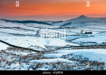 Verfallene Scheune und Torgate Farm unterstützt durch Shutlingsloe im Winter bei Sonnenuntergang, Peak District National Park, Cheshire Stockfoto