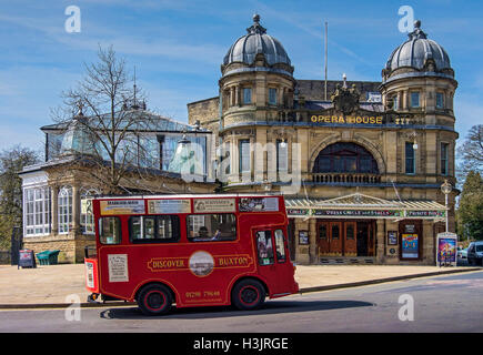 Einem umgebauten viktorianischen Tour Straßenbahn außerhalb der Buxton Opera House, Buxton, Derbyshire, England, UK Stockfoto