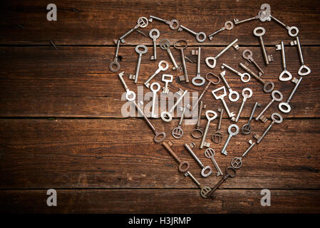 Valentine Herzen aus verschiedenen alten Schlüsseln, das Konzept der Liebe Stockfoto