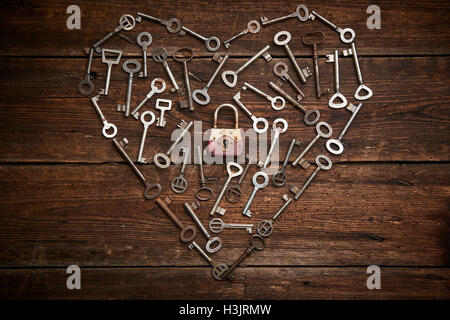 Valentine Herzen aus verschiedenen alten Schlüsseln, das Konzept der Liebe Stockfoto