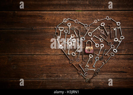 Valentine Herzen aus verschiedenen alten Schlüsseln, das Konzept der Liebe Stockfoto