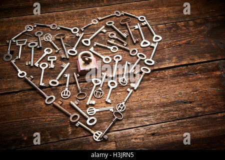 Valentine Herzen aus verschiedenen alten Schlüsseln, das Konzept der Liebe Stockfoto