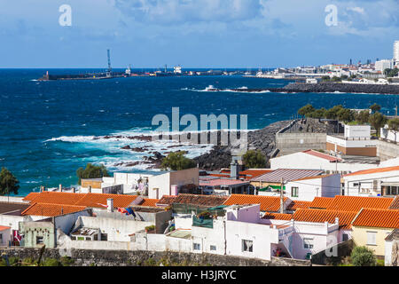 Wunderschöne Aussicht auf Stadt Ponta Delgada und Atlantik-Küste auf der Insel Sao Miguel, Azoren, Portugal Stockfoto