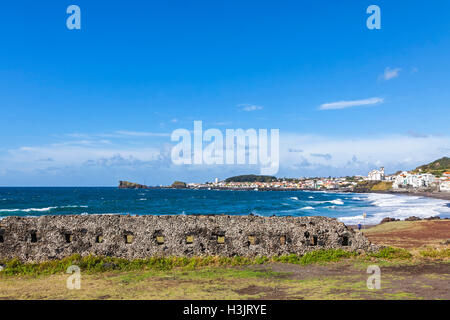 Wunderschöne Aussicht auf Stadt Ponta Delgada und Atlantik-Küste auf der Insel Sao Miguel, Azoren, Portugal Stockfoto