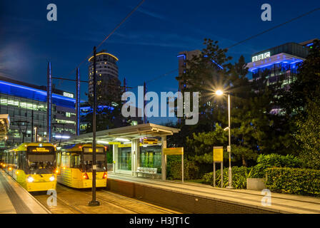 Manchester-Straßenbahnen in MediacityUK Tram Station, MediacityUK, Salford Quays, Manchester, England, UK Stockfoto