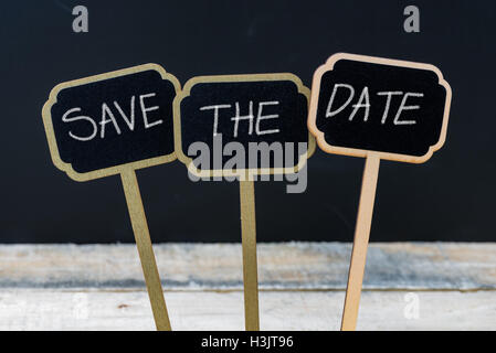 Geschäft Nachricht SAVE THE DATE auf hölzernen Mini Tafel Etiketten mit Kreide geschrieben Stockfoto