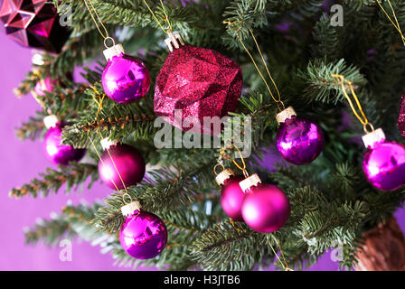 Verschwommen Rosenquarz Weihnachten Kugeln am Baum Stockfoto