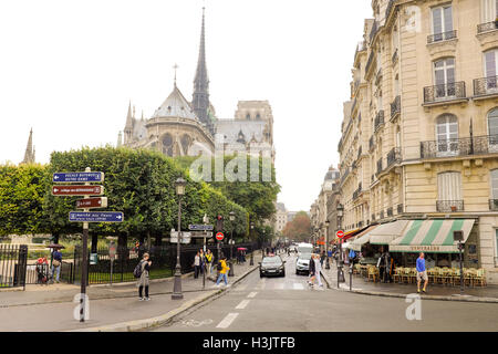 Kathedrale Notre-Dame und Jean XXIII Square von Rue du Cloître Notre Dame in Paris, Frankreich. Stockfoto