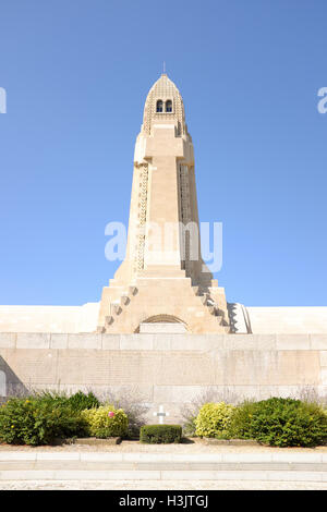 Das Beinhaus von Douaumont und Gedenkstätte am Ort der Schlacht von Verdun. Stockfoto