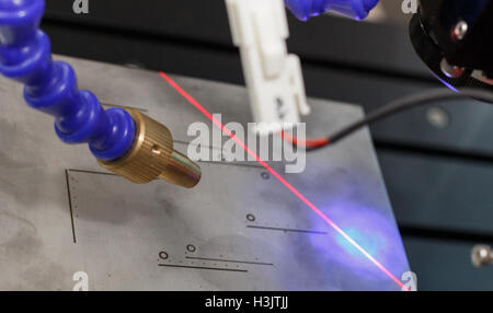 Hoher Präzision CNC Laserschneiden Blech Stockfoto