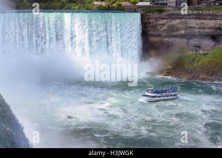 Kreuzfahrtschiff in der Nähe von großen Hufeisen Herbst, Niagara Falls, Ontario, Kanada Stockfoto