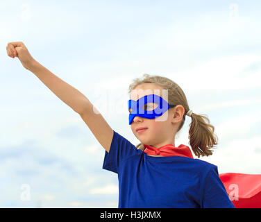 Superheld Kind vor blauem Himmelshintergrund. Stockfoto