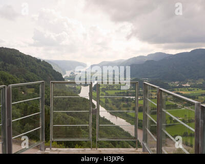 Panoramablick auf den Fluss Kvina und dem Feda Fjord in Vest-Agder Grafschaft Norwegen vom Hotel Utsikten (Aussichtspunkt) Stockfoto