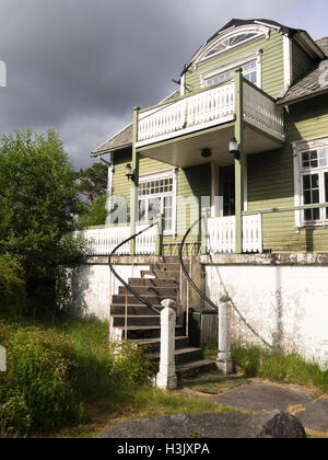 Stattliche alte grüne und weiße Schindeln-Villa in einem Zustand des Verfalls, Utsikten, Vest-Agder, Norwegen Stockfoto