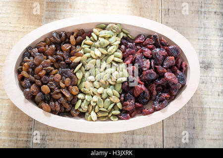 Trockenobst mit Kürbiskernöl in der Holzschale Stockfoto