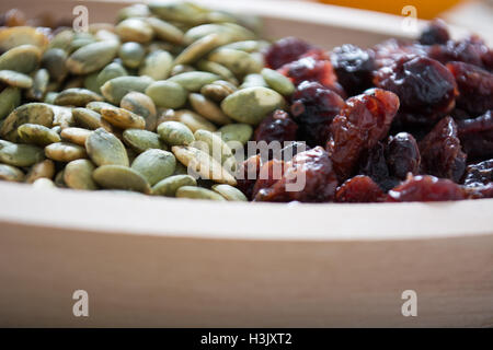 Trockenobst mit Kürbiskernöl in der Holzschale Stockfoto