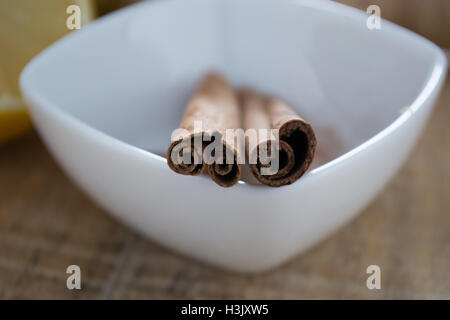 Paar Zimtstangen in eine Schüssel weiß Stockfoto