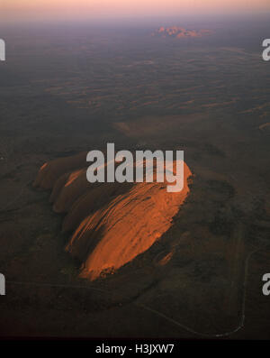 Luftbild des Uluru bei Sonnenaufgang, Stockfoto