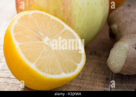 Saftige Früchte und Ingwer auf einem Tisch Stockfoto