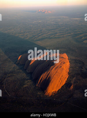 Luftbild des Uluru bei Sonnenaufgang, Stockfoto