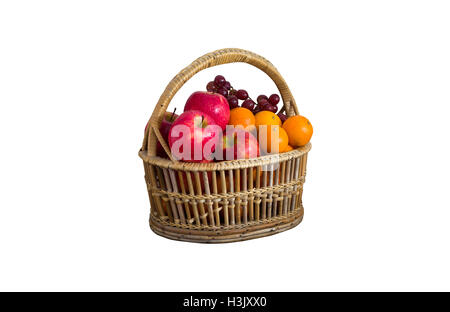 Gesunde Bio-Äpfel Orangen Trauben in den Korb, isoliert auf weiss Stockfoto