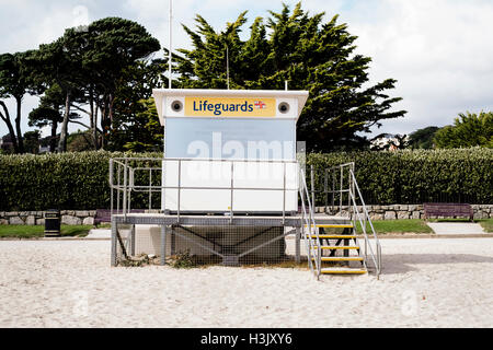 RNIL Strandwache in Falmouth Gyllyngvase Strand - jetzt für den Winter geschlossen. 5. Oktober 2016 Stockfoto