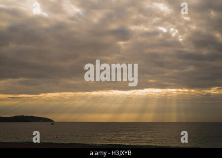 Dämmerungsaktiv Strahlen wie gesehen von Falmouths Gyllyngvase Strand 8. Oktober 2016 Stockfoto