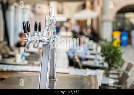 Bier vom Fass Hähne und andere Getränke in einer Bar. Stockfoto