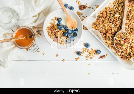 Hafer-Müsli mit Joghurt, Honig, Nüssen und Heidelbeeren Stockfoto