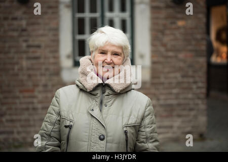 Ältere Frau Winter Kleidung tragen Stockfoto