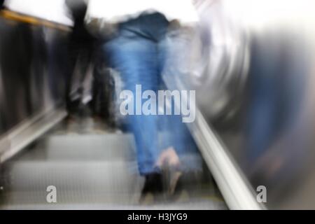 Defokussierten u-Bahn Station Rolltreppe Szene. Stockfoto