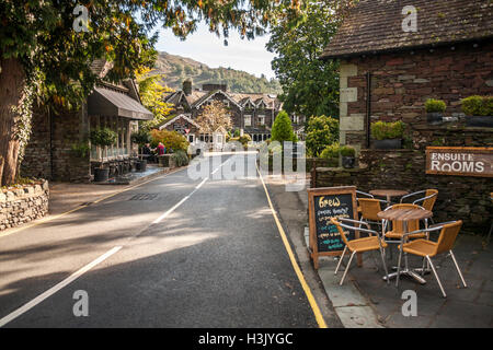 Die Straße führt in Grasmere Dorf im Lake District National Park mit den malerischen Häusern und Cafés Stockfoto