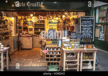 Borough Market, London UK kroatischen eröffnen mit Öl und Gewürzen Produkte im Schacht Stockfoto