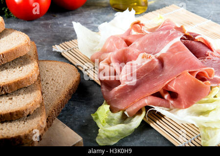 Scheiben von Prosciutto di Parma bereit für sandwiches Stockfoto