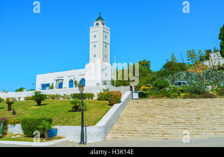 Die weiße Moschee mit hohen Minarett in der hügeligen Dorf Sidi Bou Said, Tunesien. Stockfoto