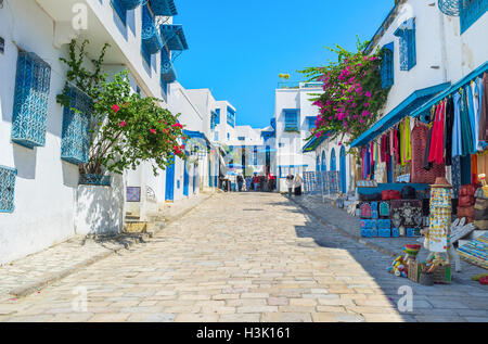 Die zentralen touristischen Straße mit zahlreichen Ständen und kleinen Cafés im malerischen Ort Sidi Bou Said. Stockfoto