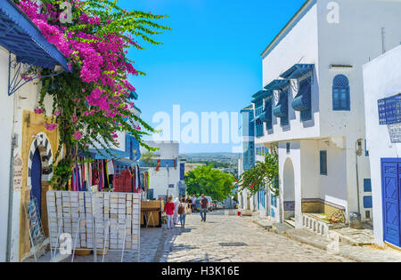 Die malerische Einkaufsstraße mit weißen restaurierten Villen und kleine Souvenir-Stände in Sidi Bou Said. Stockfoto