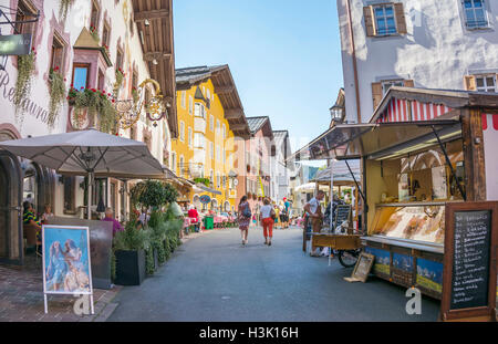 Sommerabend am historischen Zentrum von Kitzbühel, mittelalterliche Stadt, beliebte Skidestination Resort und im Sommer zum Wandern in Tirol. Stockfoto