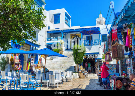 Das Luxus-Dorf besteht aus schönen Villen und traditionellen arabischen Cottages befindet sich auf der Bergspitze in Sidi Bou Said. Stockfoto