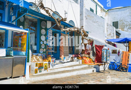 Viele Touristen besuchen das Dorf von Tunis, genießen Sie regionale Küche arabischer Architektur und handgemachte Souvenirs in Sidi Bou Said Stockfoto