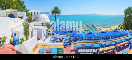 Die herrliche Aussicht von der Terrasse des traditionellen Restaurant mit dem Strand und Werft auf dem Hintergrund in Sidi Bou Said. Stockfoto