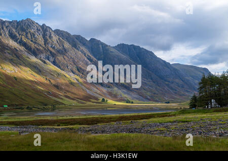 Aonach Eagach Bergrücken oberhalb Loch Achtriochtan in Glencoe, Schottland Stockfoto